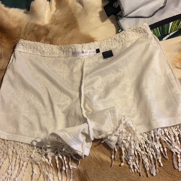 Lovely white lace shorts - Picture 4 of 9